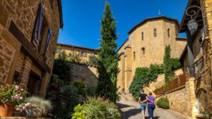 Village pittoresque du Beaujolais avec maisons en pierre dorée